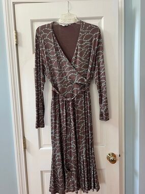 Boden Choc Brown Printed Wrap Dress with green scallop pattern sz L, NWOT